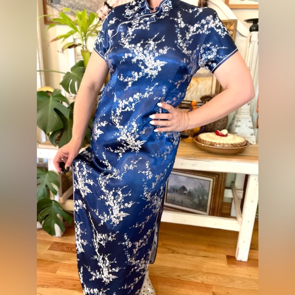 Vintage Silk blue and silver floral cheongsam dress with high neck ribbon button - Picture 3 of 10